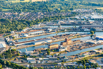 Vue aérienne de Port du Rhin Karlsruhe depuis le nord à le quartier Mühlburg in Karlsruhe dans le département Bade-Wurtemberg, Allemagne