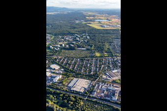 Vue aérienne de METRO Karlsruhe devant la Hardecksiedlung à le quartier Grünwinkel in Karlsruhe dans le département Bade-Wurtemberg, Allemagne