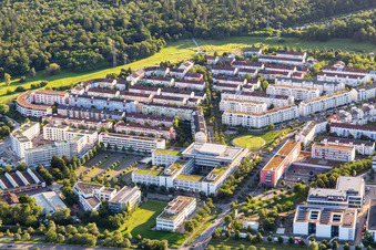 Vue aérienne de Du nord à le quartier Oberreut in Karlsruhe dans le département Bade-Wurtemberg, Allemagne