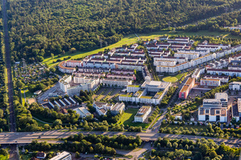 Vue aérienne de Du nord à le quartier Oberreut in Karlsruhe dans le département Bade-Wurtemberg, Allemagne