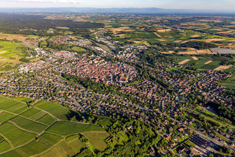 Vue aérienne de Du nord-ouest à Wissembourg dans le département Bas Rhin, France