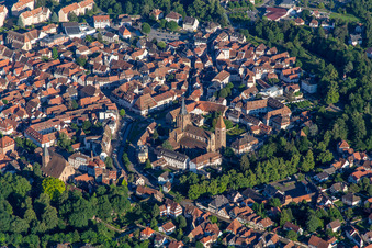 Vue aérienne de Abbatiale Saint Pierre et Paul à Wissembourg dans le département Bas Rhin, France