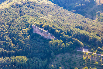 Vue aérienne de Le château de Fleckenstein vu du sud-est à Lembach dans le département Bas Rhin, France