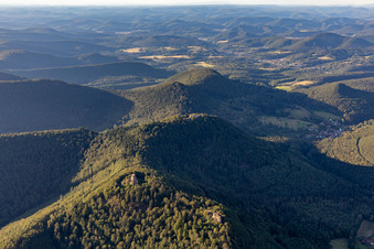 Vue aérienne de Ruines de Hohenburg à Lembach dans le département Bas Rhin, France