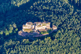 Vue aérienne de Le château de Fleckenstein vu du nord-ouest à Lembach dans le département Bas Rhin, France