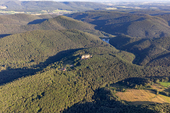 Vue aérienne de Le château de Fleckenstein vu du nord à Lembach dans le département Bas Rhin, France