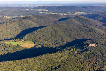 Vue aérienne de Le château de Fleckenstein vu du nord à Lembach dans le département Bas Rhin, France