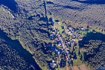 Vue aérienne de Du nord-ouest à le quartier Lauterschwan in Erlenbach bei Dahn dans le département Rhénanie-Palatinat, Allemagne