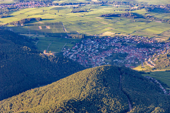 Vue aérienne de Le château de Landeck dans la dernière lumière du soir à Klingenmünster dans le département Rhénanie-Palatinat, Allemagne