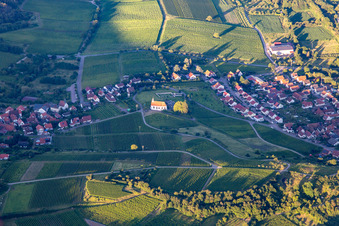 Vue aérienne de Chapelle Saint-Denys dans la lumière du soir à le quartier Gleiszellen in Gleiszellen-Gleishorbach dans le département Rhénanie-Palatinat, Allemagne
