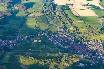 Photographie aérienne de Chapelle Saint-Denys dans la lumière du soir à le quartier Gleiszellen in Gleiszellen-Gleishorbach dans le département Rhénanie-Palatinat, Allemagne