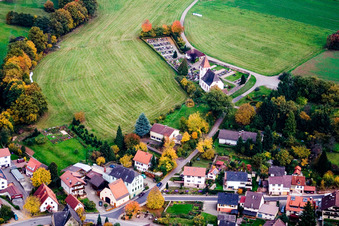 Vue aérienne de Église et cimetière Haag à le quartier Haag in Schönbrunn dans le département Bade-Wurtemberg, Allemagne