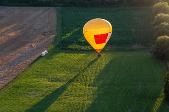 Atterrissage de deux montgolfières « Pfalzgas » à Winden dans le département Rhénanie-Palatinat, Allemagne vue d'en haut
