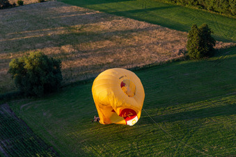 Vue d'oiseau de Atterrissage de deux montgolfières « Pfalzgas » à Winden dans le département Rhénanie-Palatinat, Allemagne