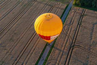 Atterrissage de deux montgolfières "Pfalzgas à Winden dans le département Rhénanie-Palatinat, Allemagne vue du ciel
