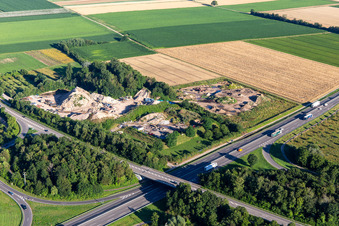 Vue aérienne de Jeanine Rieger GmbH - Usine de recyclage Rohrbach (déchets de construction - recyclage, matériaux de construction, balances pour véhicules publics) à Rohrbach dans le département Rhénanie-Palatinat, Allemagne