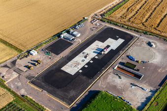Vue oblique de Chantier de construction du site de forage profond V20 de Vulcan Energy à Schleidberg pour l'extraction d'énergie géothermique et de lithium à Insheim dans le département Rhénanie-Palatinat, Allemagne