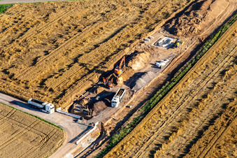 Chantier de construction du site de forage profond V20 de Vulcan Energy à Schleidberg pour l'extraction d'énergie géothermique et de lithium à Insheim dans le département Rhénanie-Palatinat, Allemagne d'en haut