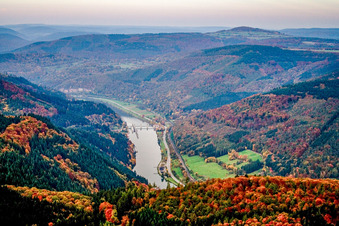 Vue aérienne de Barrage et écluse du Neckar Rockenau à le quartier Rockenau in Eberbach dans le département Bade-Wurtemberg, Allemagne