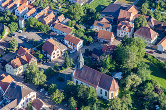 Vue aérienne de Église Saint-Barthélemy à Zeiskam dans le département Rhénanie-Palatinat, Allemagne