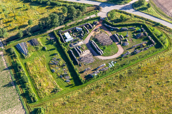 Vue aérienne de Zone de stockage du bois à le quartier Niederlustadt in Lustadt dans le département Rhénanie-Palatinat, Allemagne