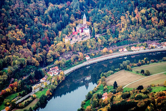 Vue aérienne de Complexe du château Zwingenberg au-dessus du Neckar à Zwingenberg dans le département Bade-Wurtemberg, Allemagne