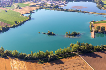 Vue aérienne de Lac de carrière à Leimersheim dans le département Rhénanie-Palatinat, Allemagne