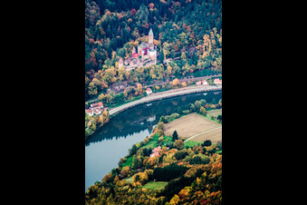 Vue aérienne de Complexe du château Zwingenberg au-dessus du Neckar à Zwingenberg dans le département Bade-Wurtemberg, Allemagne