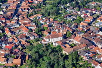 Vue aérienne de Église paroissiale Saint-Michel derrière le musée Terra Sigillata à Rheinzabern dans le département Rhénanie-Palatinat, Allemagne