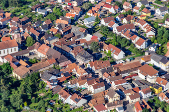 Vue aérienne de Rue principale avec maisons à colombages à Rheinzabern dans le département Rhénanie-Palatinat, Allemagne