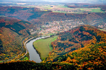 Vue aérienne de Lieu sur le Neckar vu de l'ouest à Neckargerach dans le département Bade-Wurtemberg, Allemagne
