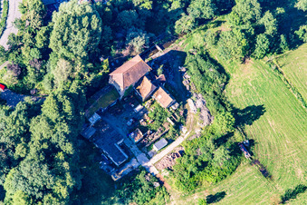 Vue aérienne de Vieux moulin sur l'Erlenbach à le quartier Minderslachen in Kandel dans le département Rhénanie-Palatinat, Allemagne
