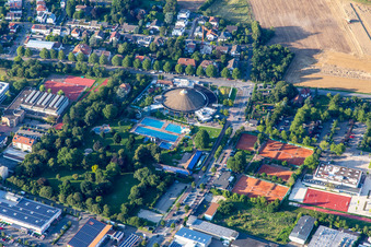 Vue aérienne de Piscine Bellamar à Schwetzingen dans le département Bade-Wurtemberg, Allemagne