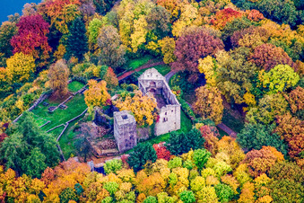 Vue aérienne de Minneburg dans les feuilles d'automne à le quartier Neckarkatzenbach in Neunkirchen dans le département Bade-Wurtemberg, Allemagne