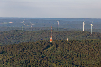 Vue aérienne de Mât de l'émetteur de télévision Hardberg devant le parc éolien de Stillfüssel à le quartier Ober-Abtsteinach in Abtsteinach dans le département Hesse, Allemagne