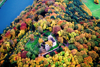 Vue aérienne de Ruines et vestiges des murs de l'ancien château de Minneburg dans la forêt d'automne au-dessus du Neckar à le quartier Neckarkatzenbach in Neunkirchen dans le département Bade-Wurtemberg, Allemagne