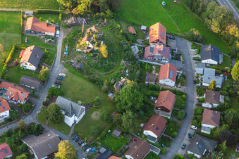 Vue aérienne de Église évangélique Siedelsbrunn et Ahrend Consulting GmbH Nicola Ahrend à le quartier Siedelsbrunn in Wald-Michelbach dans le département Hesse, Allemagne
