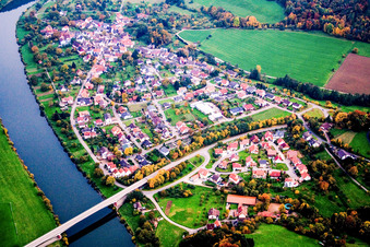 Vue aérienne de Pont du Neckar à Neckargerach dans le département Bade-Wurtemberg, Allemagne