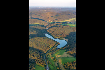 Vue aérienne de Réservoir de Marbach à le quartier Hüttenthal in Mossautal dans le département Hesse, Allemagne