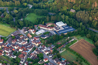 Vue aérienne de Jakob Maul GmbH à le quartier Zell in Bad König dans le département Hesse, Allemagne