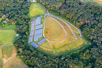 Vue aérienne de Décharge avec système photovoltaïque de l'association de collecte des déchets d'Odenwald à le quartier Langenbrombach in Brombachtal dans le département Hesse, Allemagne