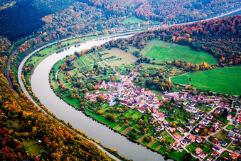 Vue aérienne de Boucle du Neckar à le quartier Guttenbach in Neckargerach dans le département Bade-Wurtemberg, Allemagne