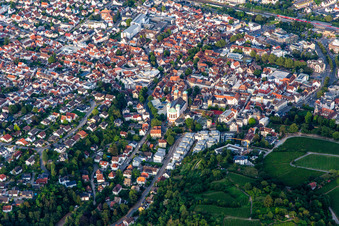 Vue aérienne de Église de la ville de Saint-Georges Bensheim à Bensheim dans le département Hesse, Allemagne