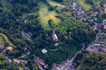 Vue aérienne de Église Sainte-Marie - Paroisse évangélique Schönberg-Wilmshausen à le quartier Schönberg in Bensheim dans le département Hesse, Allemagne