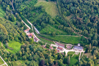 Vue aérienne de Parc national de Fürstenlager : fontaine thermale et village dans le parc paysager d'une résidence d'été princière du XVIIIe siècle :///fuerstenlager. à le quartier Auerbach in Bensheim dans le département Hesse, Allemagne