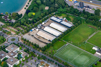 Vue aérienne de Un camp de tentes pour les réfugiés sur la Messplatz du Berliner Ring à Bensheim dans le département Hesse, Allemagne
