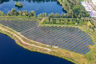 Vue aérienne de Grand système photovoltaïque à ciel ouvert entre deux gravières à Lampertheim dans le département Hesse, Allemagne