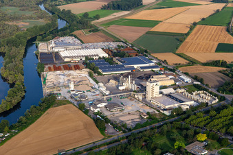 Vue aérienne de Zone industrielle de Lampertheimer Altrhein avec l'usine Knauf Gips KG et Riva Stahl GmbH Lampertheim à Lampertheim dans le département Hesse, Allemagne