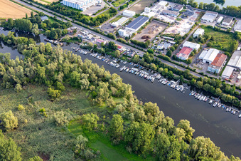 Photographie aérienne de Quais de la zone industrielle Steggemeinschaft GbR sur le Lampertheimer Altrhein à Lampertheim dans le département Hesse, Allemagne