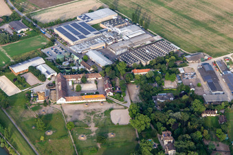 Vue aérienne de Usine Intersnack Deutschland SE Petersau et centre équestre Carlo von Opel à le quartier Mörsch in Frankenthal dans le département Rhénanie-Palatinat, Allemagne
